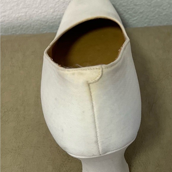 An 8.5B used pair of Hype Made in Spain Square Toe Block Heel White Leather Pump - Picture 16 of 16